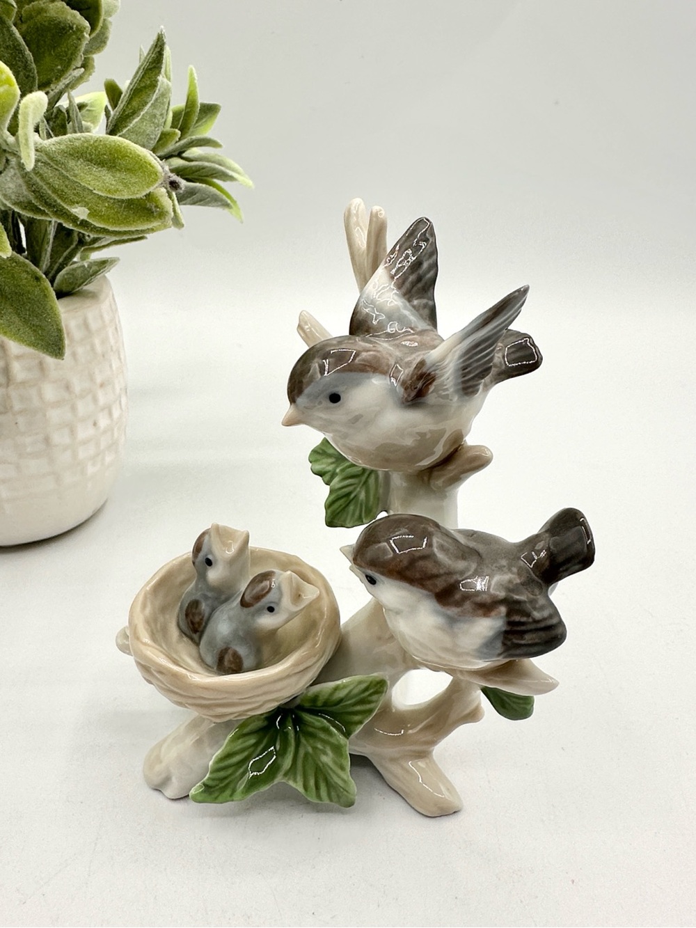 2 Grey Sparrows with Bird babies in nest, Porcelain Figurine - Picture 2 of 9